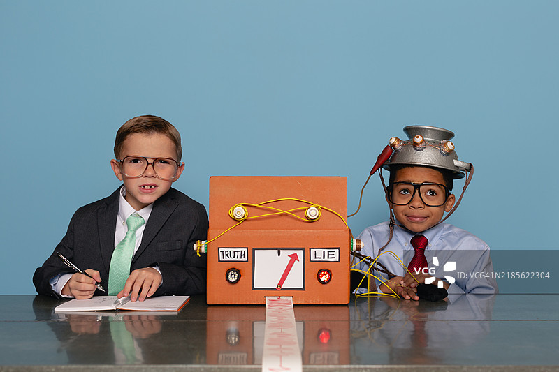 男孩们与自制的测谎机图片素材