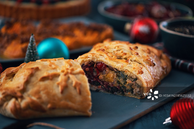 圣诞晚餐：素食蘑菇牛肉威灵顿、南瓜、青豆和浆果派图片素材