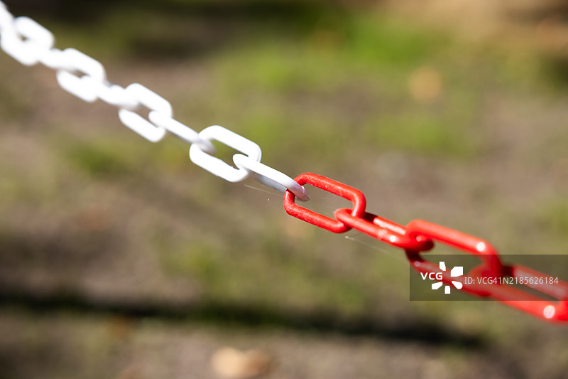 红白相间的障碍链，背景是一片草地图片素材