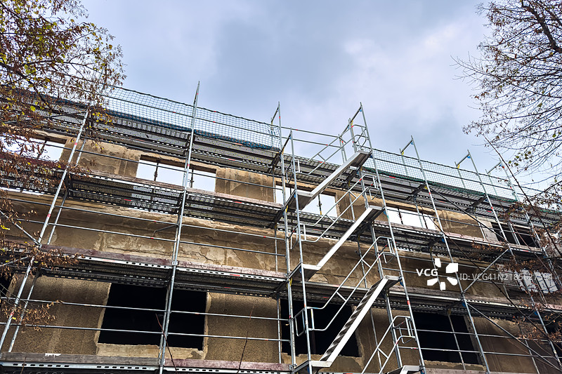 住宅建筑工地上的脚手架图片素材