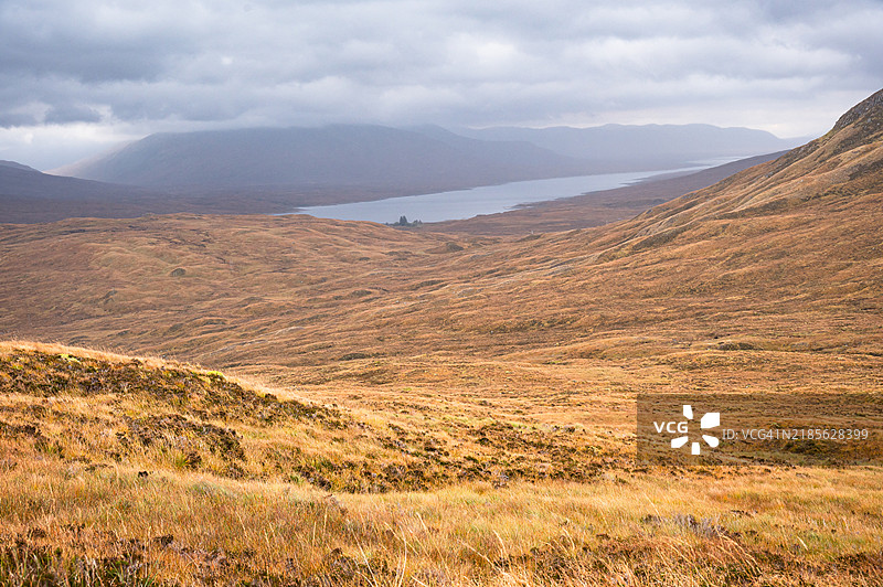 沿着西高地小径，从格伦科到基诺赫莱文，俯瞰黑水水库的美丽景色图片素材
