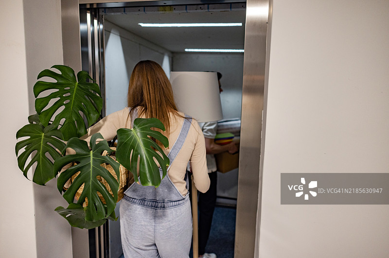 人们在搬家时使用电梯图片素材