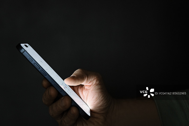 在黑暗中使用智能手机，图片素材