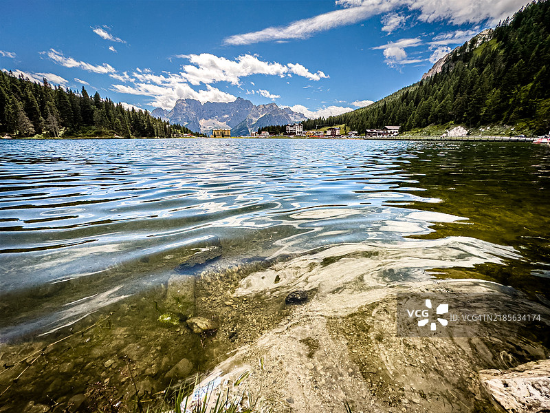 米苏里纳湖（Lago di Misurina）周围徒步旅行的景观，意大利威尼托大区阿乌伦佐·迪·卡多雷。XIV图片素材