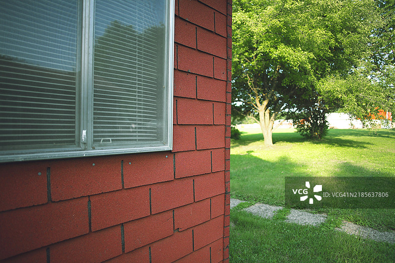 带有石棉瓦的老房子，红色瓦片外墙，无法出售的房子图片素材