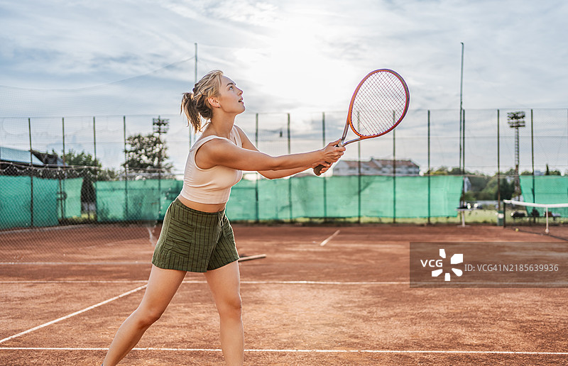 年轻女性在打网球图片素材