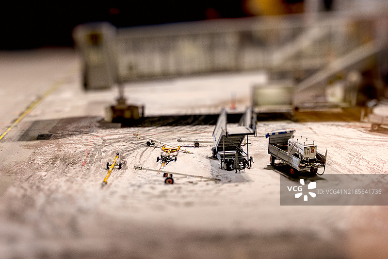 雪中的机场登机口图片素材