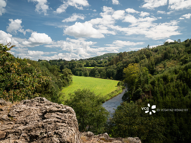 阿姆布列夫河谷（阿梅尔）、牧场和林地的高空视角，左侧是著名的自然地标华尔什岩（Rocher de Warche），位于比利时阿登地区的马尔梅迪，列日省，比利时。图片素材