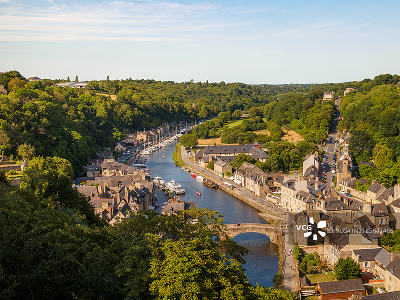 日落时分,金色时光下的迪南下层中世纪老城鸟瞰图,河岸上有和小型游艇码头,受欢迎的公共步道,位于法国西部布列塔尼的科特迪瓦尔省。图片素材