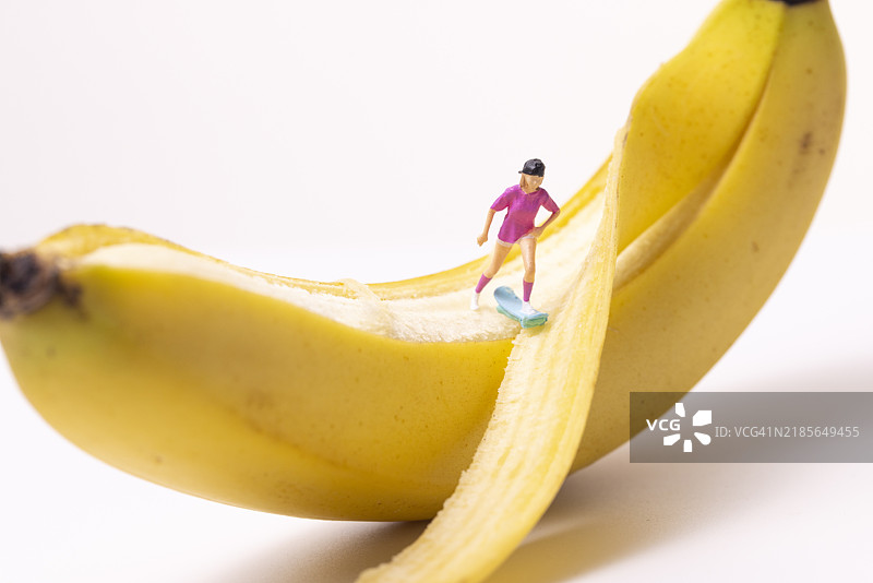 在香蕉上滑冰的花样滑冰者图片素材