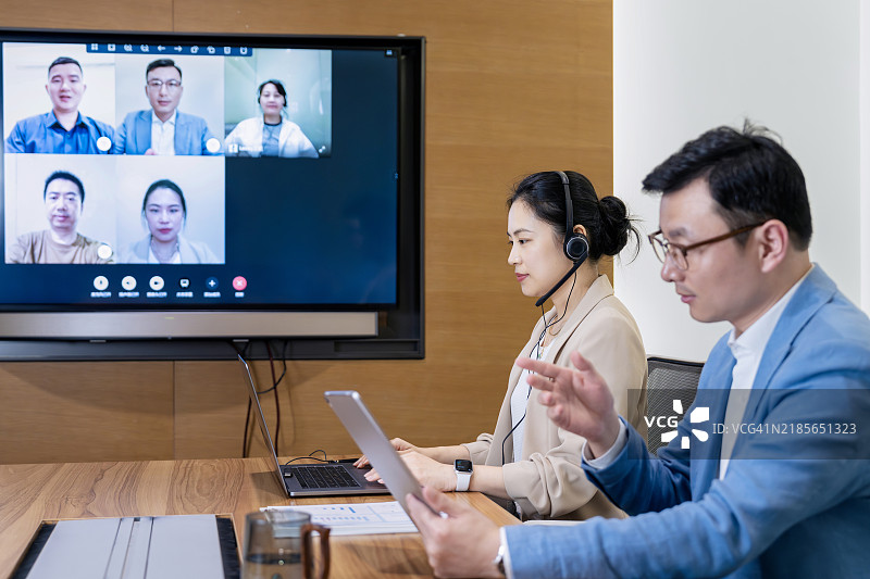 一群亚洲商人与同事进行虚拟商务会议图片素材