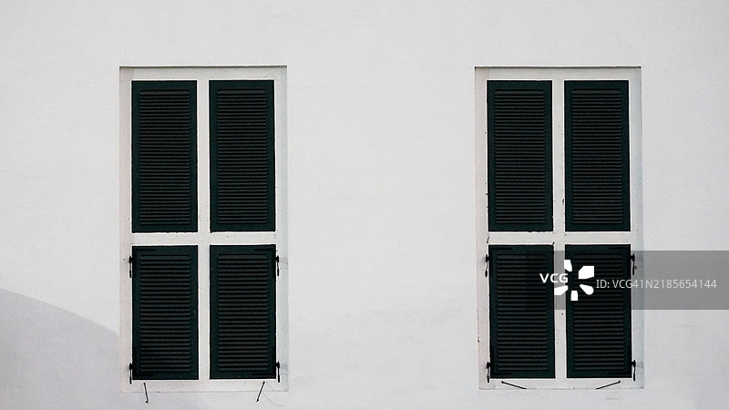 一对带黑色百叶窗的窗户图片素材