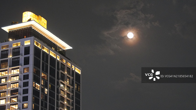 一座建筑与天空中的月亮图片素材