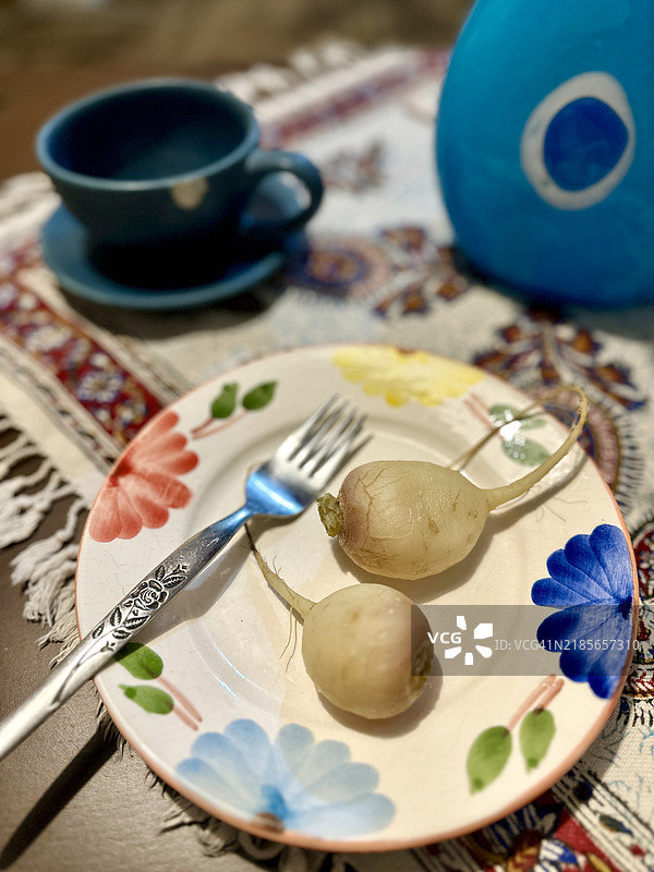 寒冷天气中吃萝卜图片素材