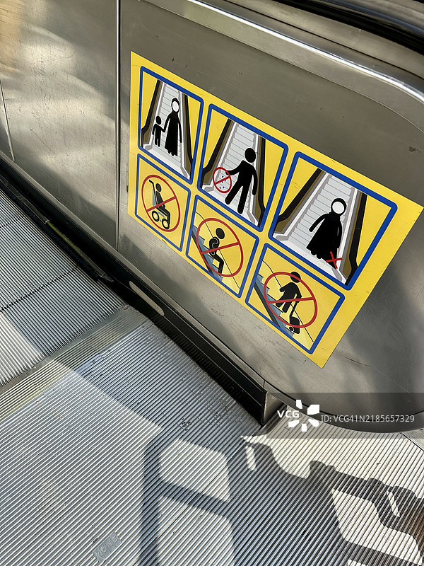 自动扶梯上的标志图片素材