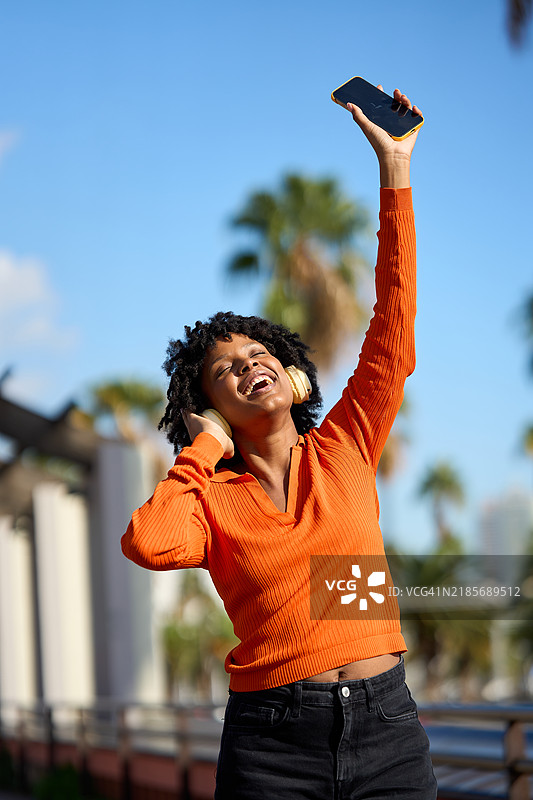 游客在巴塞罗那享受音乐，举起手臂。图片素材