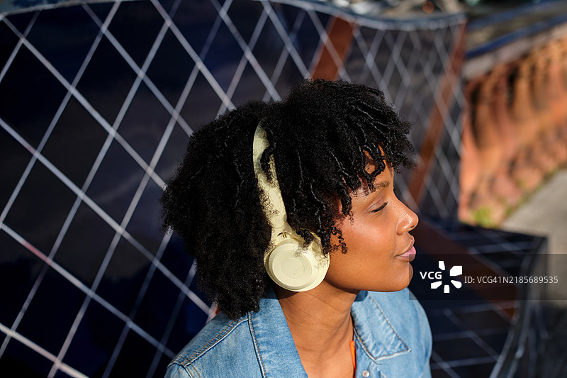 在巴塞罗那的游客戴着耳机听音乐图片素材