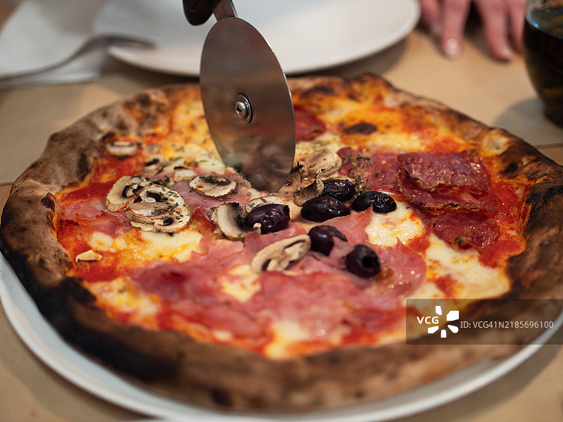 切割四季披萨图片素材
