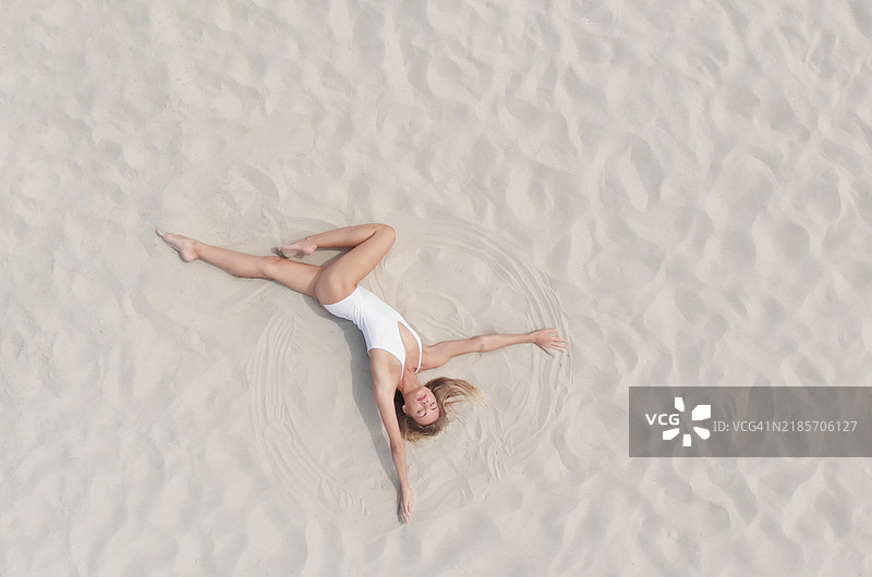 女人躺在沙滩上图片素材