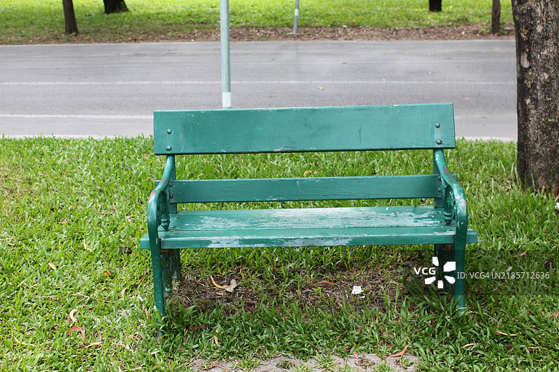 花园里的绿色木椅图片素材