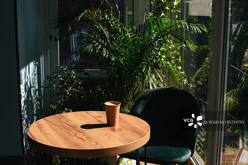 泡沫咖啡在手工玻璃杯中。桌子上的一杯拿铁。图片素材