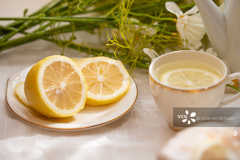 早晨喝热柠檬水有助于清洁肠道。图片素材