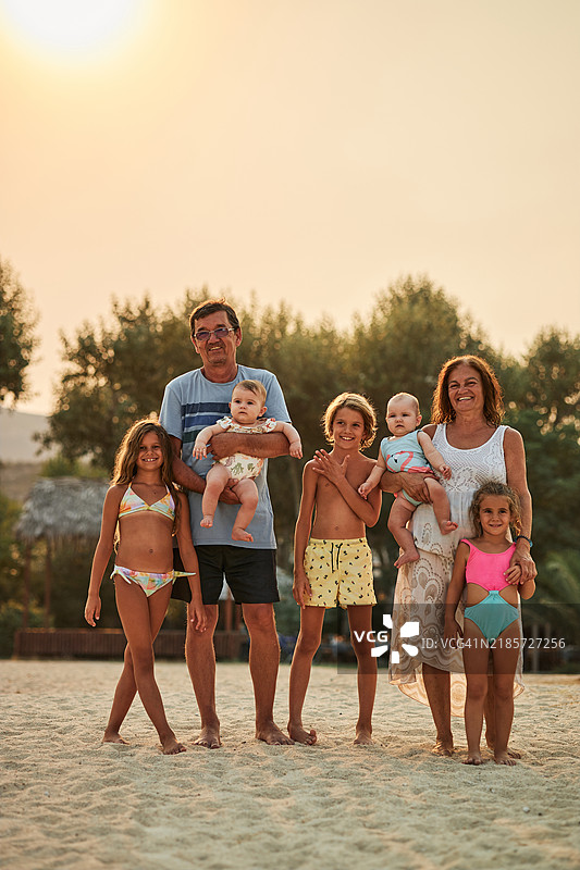 美丽的家庭享受夏季假期图片素材