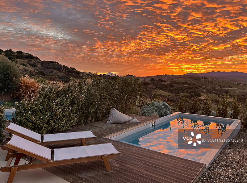 被自然环绕的带游泳池的房子图片素材