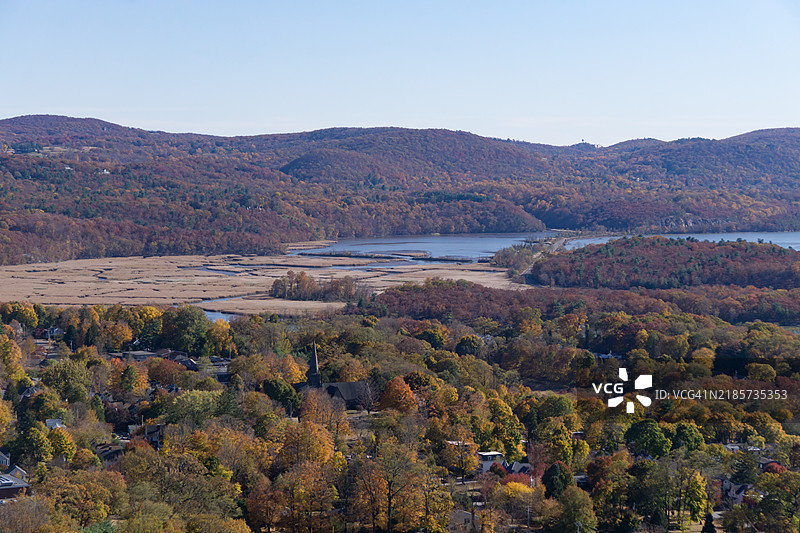 秋季时节，纽约州冷泉港的树木与天空的美丽景色图片素材