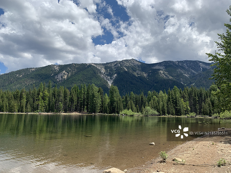 华盛顿州雅基马县树木旁的湖泊美景与天空相映图片素材