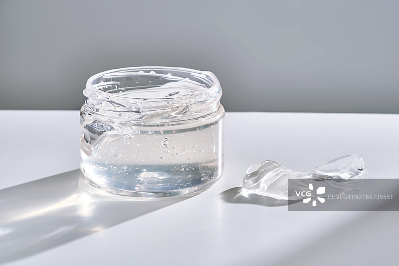 罐中凝胶的质地，发胶或面部透明质酸凝胶图片素材