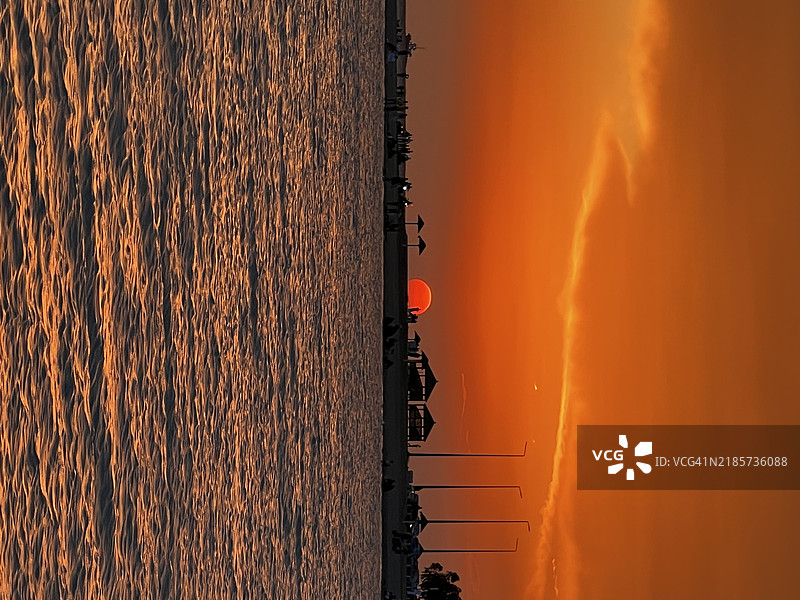 海面与橙色天空的美丽景色图片素材