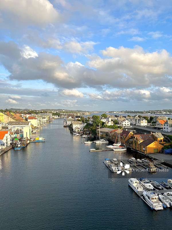 高角度视图的停靠在港口的船只图片素材