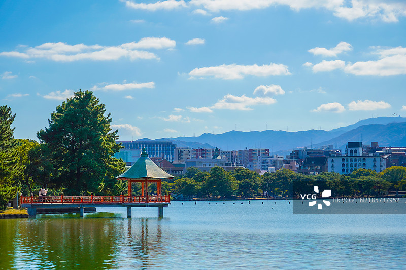 建筑旁的河流美景与天空相映成趣图片素材