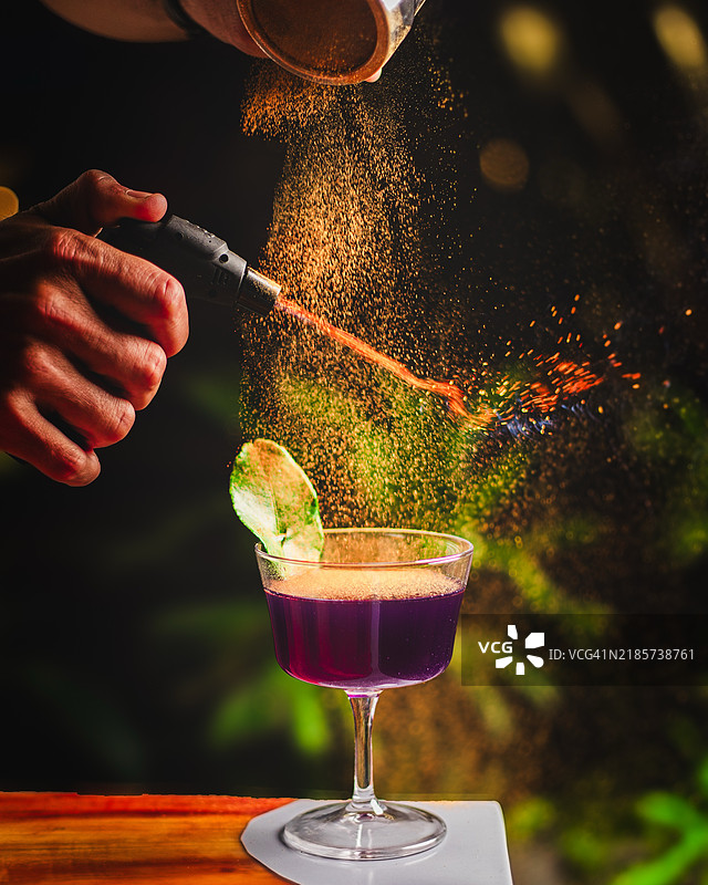 手握杯子倒饮料，德里，印度图片素材