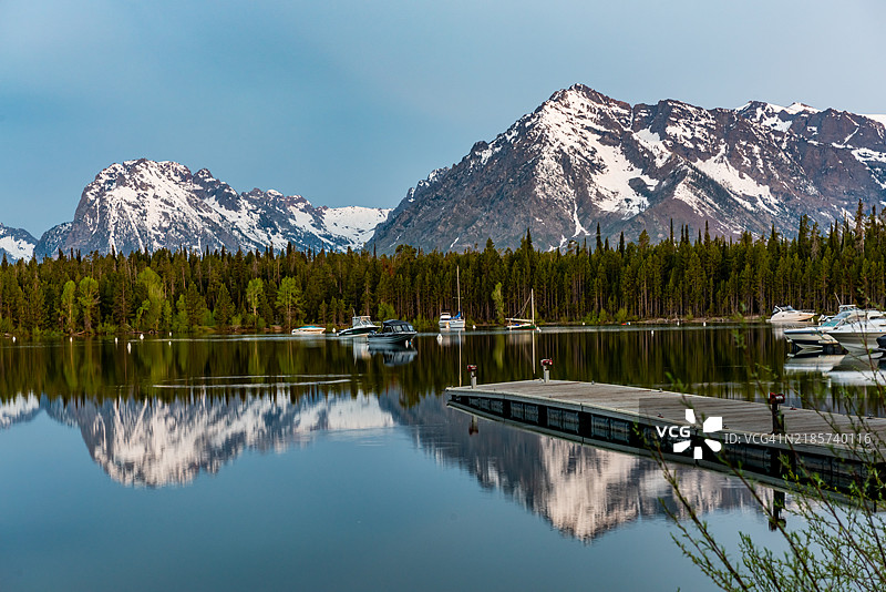 黎明时分从杰克逊湖俯瞰大提顿山脉。美国怀俄明州大提顿国家公园图片素材