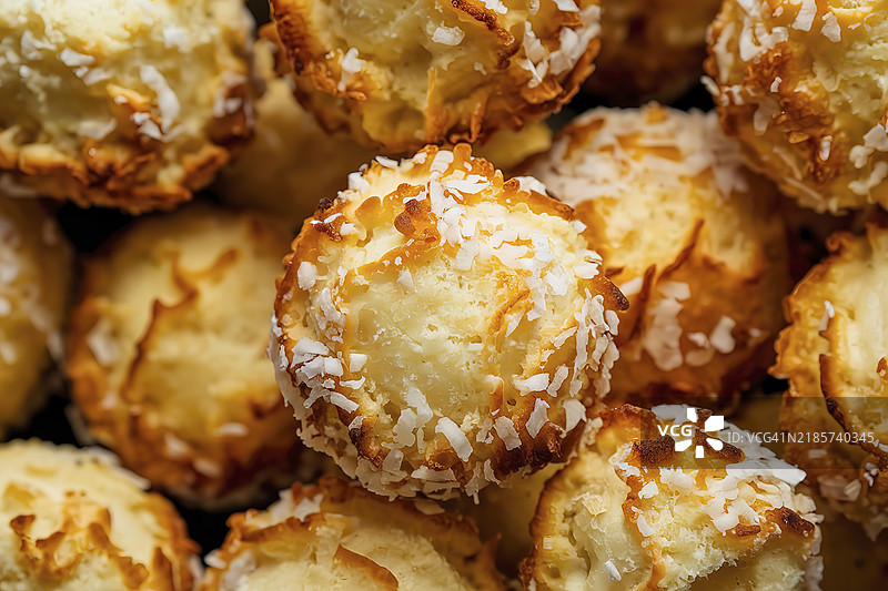 几块金棕色的圆形椰子马卡龙的照片图片素材