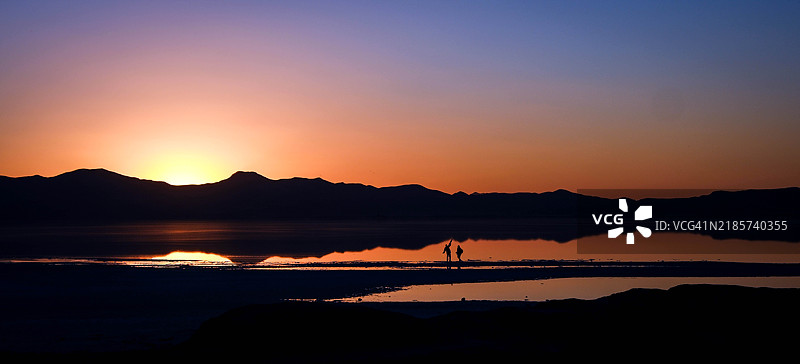 亚利桑那州佩吉市日落时分清澈天空下的湖泊美景图片素材