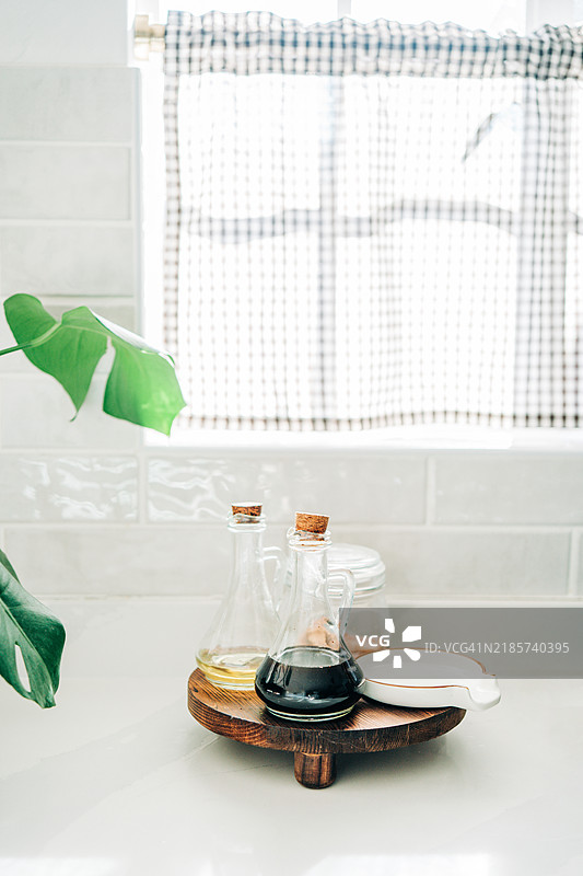 厨房里的橄榄油和醋瓶。图片素材