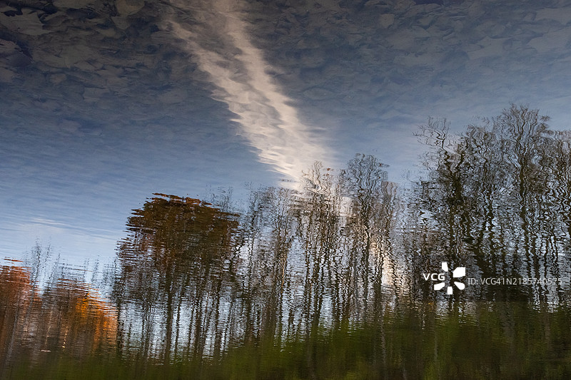 高银行奥伦唐基河秋季波光粼粼的倒影，路易斯中心，俄亥俄州，美国图片素材