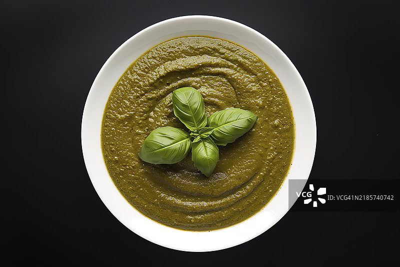一只白色盘子盛着罗勒酱图片素材