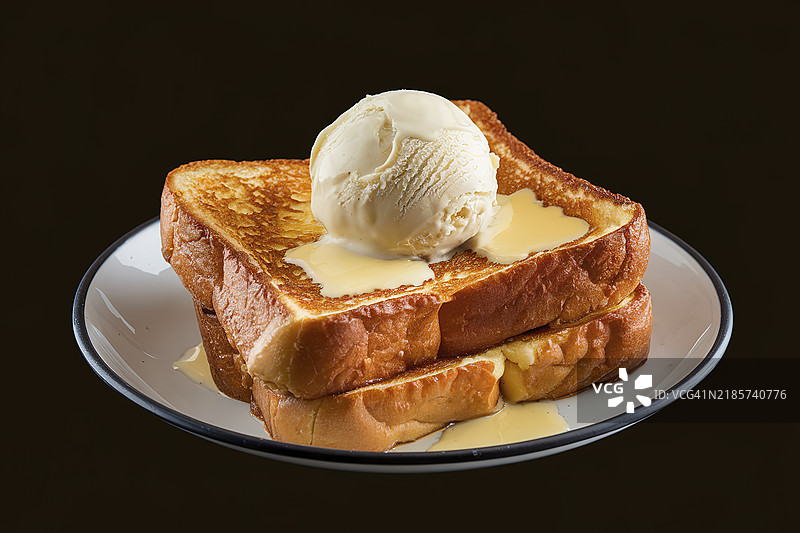 一盘法式吐司，上面放着黄油和冰淇淋图片素材