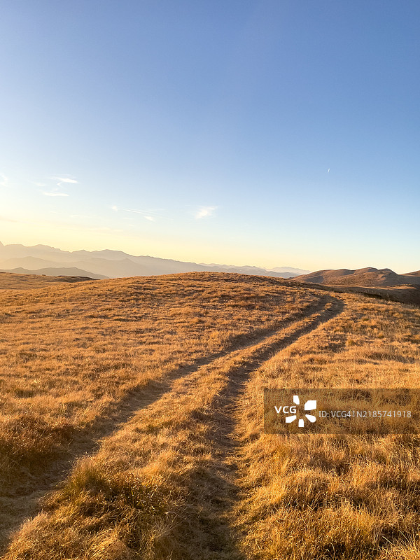 摩尔多瓦北部卢布尼采的沙漠美景与天空相映成趣图片素材