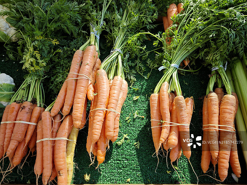 高角度视图的胡萝卜在桌子上，美国，USA图片素材