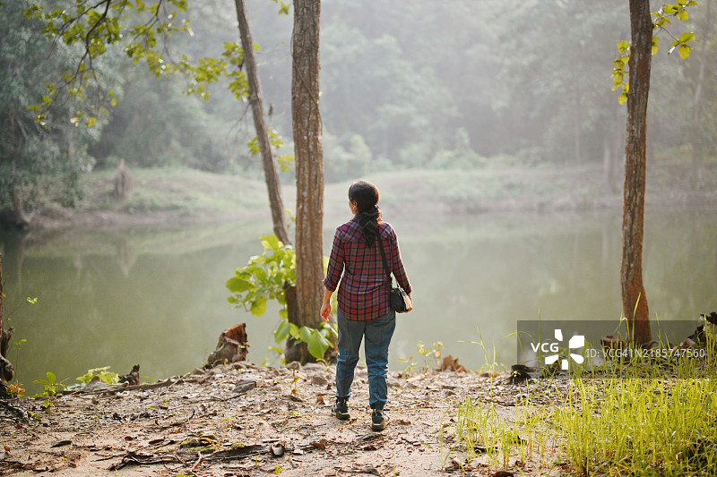一位女游客在印度奥里萨邦的萨特科西亚虎保护区缓冲区享受大自然的后视图图片素材