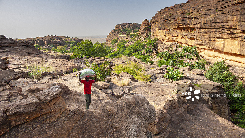马里，人在多贡省徒步旅行图片素材
