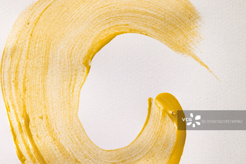 白纸上的黄色颜料图片素材