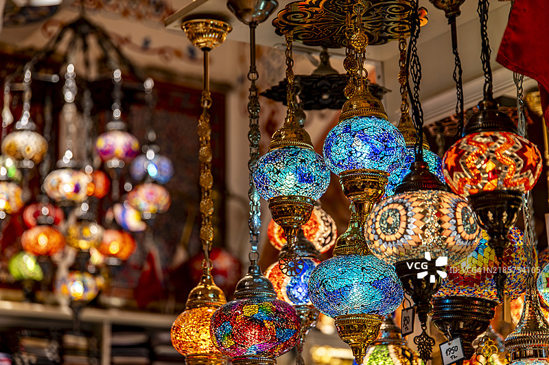 市场上悬挂待售的发光灯笼特写图片素材