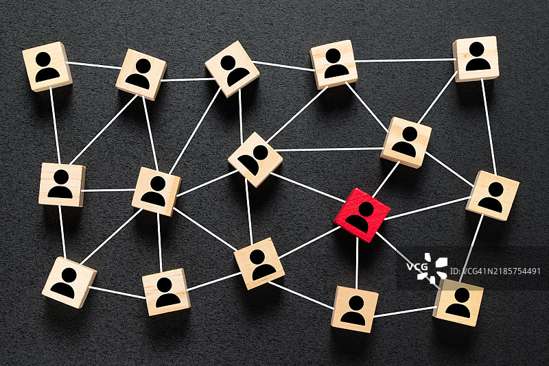 黑色背景上连接在一起的木块图片素材