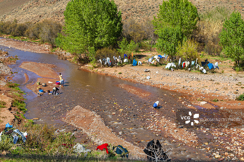 摩洛哥，在河里洗衣服。图片素材